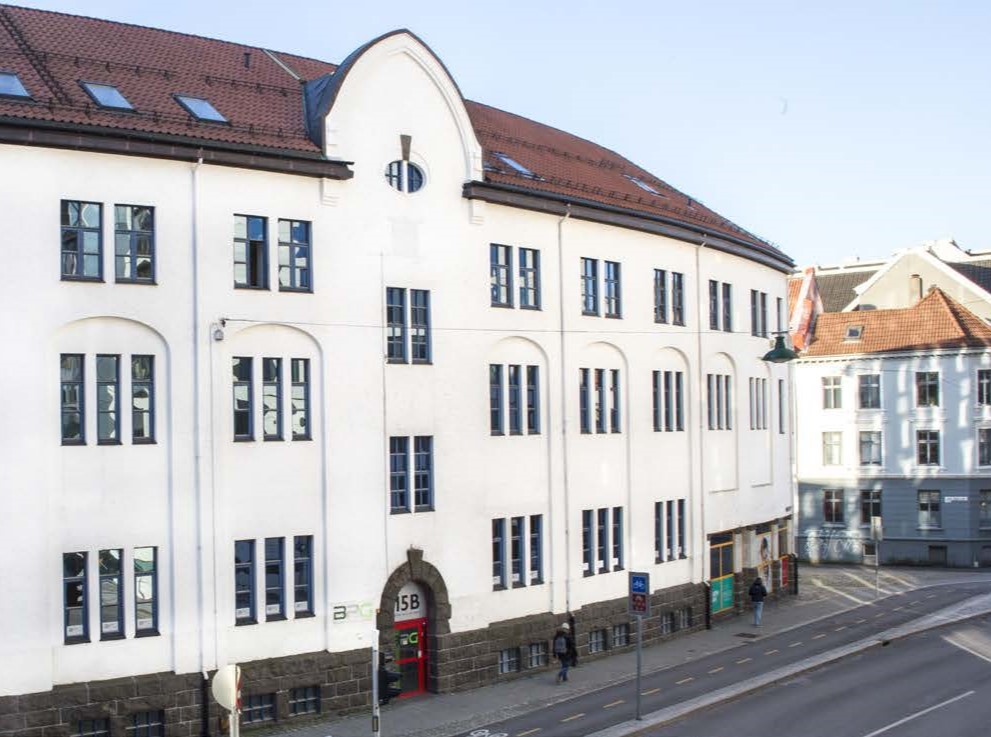 Bybane eller buss? Uansett hvilken retning du kommer fra er Bergen Private Gymnas et naturlig stoppested. BPG holder til i Lars Hilles gate 15, midt i Bergen sentrum, og er dermed lett tilgjengelig fra alle bydeler.